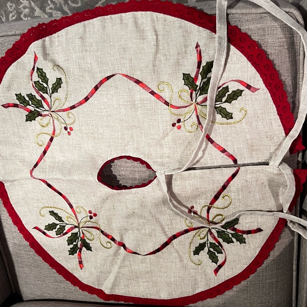 Vintage embroidered Christmas tree skirt with a red crocheted trim - Picture 4 of 13